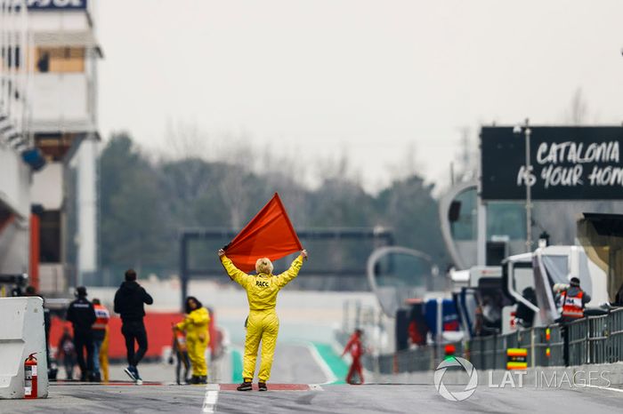 La bandera roja vuela en el pit lane