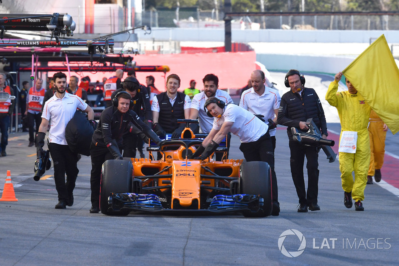 Mobil Stoffel Vandoorne, McLaren MCL33 didorong di pitlane