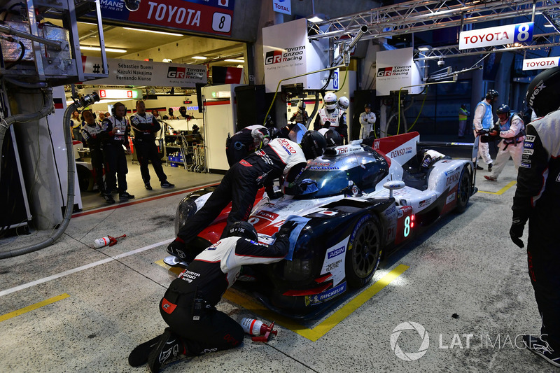 #8 Toyota Gazoo Racing Toyota TS050: Sébastien Buemi, Kazuki Nakajima, Fernando Alonso, pit stop