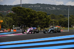 Валттері Боттас, Mercedes-AMG F1 W09, Серхіо Перес, Force India VJM11 battle