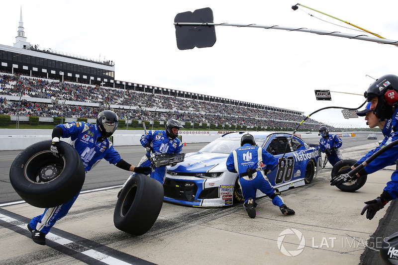Pit stop Alex Bowman, Hendrick Motorsports, Chevrolet Camaro Nationwide