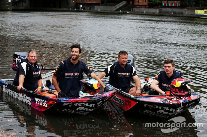 Daniel Ricciardo, Red Bull Racing y Max Verstappen, Red Bull Racing en un bote de carreras en el río Yarra