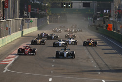 Lewis Hamilton, Mercedes AMG F1 W08, Sebastian Vettel, Ferrari SF70H, Lance Stroll, Williams FW40, Daniel Ricciardo, Red Bull Racing RB13, en de rest van het veld