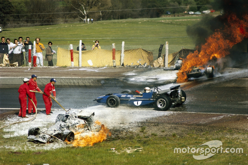 Авария BRM Джеки Оливера и Ferrari Жаки Икса. Мимо проезжает Джеки Стюарт