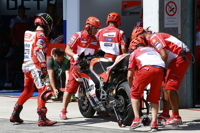 ... problemas na hora da troca de moto arruinaram a corrida do piloto, que terminou em um distante 15º posto.