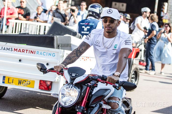 Aunque no da la mejor imagen cuando llega al circuito en su MV Agusta Custom Dragster RR LH44 sin casco...