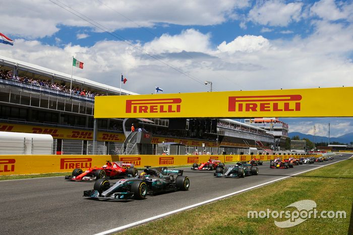 Lewis Hamilton, Mercedes AMG F1 W08, Sebastian Vettel, Ferrari SF70H,al inicio