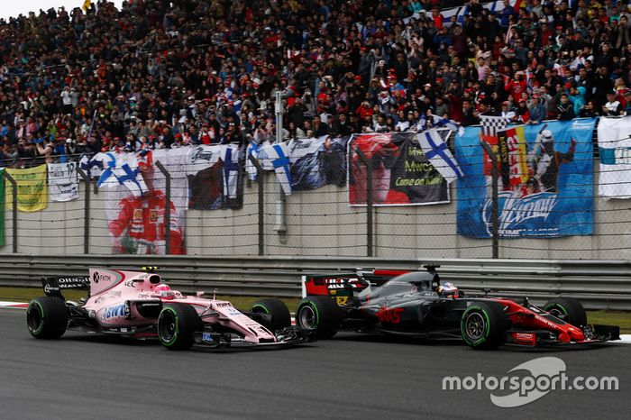 Romain Grosjean, Haas F1 Team VF-17 y Esteban Ocon, Force India VJM10