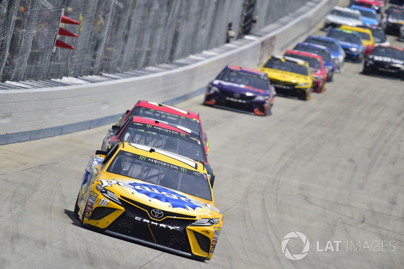 Kyle Busch, Joe Gibbs Racing Toyota, Kasey Kahne, Hendrick Motorsports