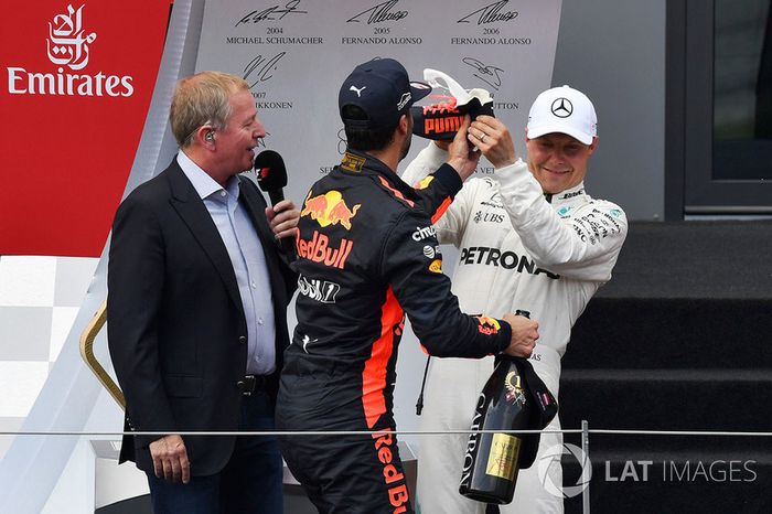 Podium: ganador, Valtteri Bottas, Mercedes AMG F1, tercero, Daniel Ricciardo, Red Bull Racing