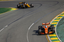 Фернандо Алонсо, McLaren MCL32, и Нико Хюлькенберг, Renault Sport F1 RS17
