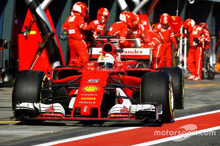 Sebastian Vettel, Ferrari SF70H, hace un pit stop