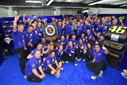 Jorge Lorenzo, Yamaha Factory Racing celebrates with his team