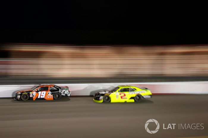 Matt Tifft, Joe Gibbs Racing Toyota, Paul Menard, Richard Childress Racing Chevrolet