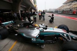 Lewis Hamilton, Mercedes AMG F1 W08, deja el garaje