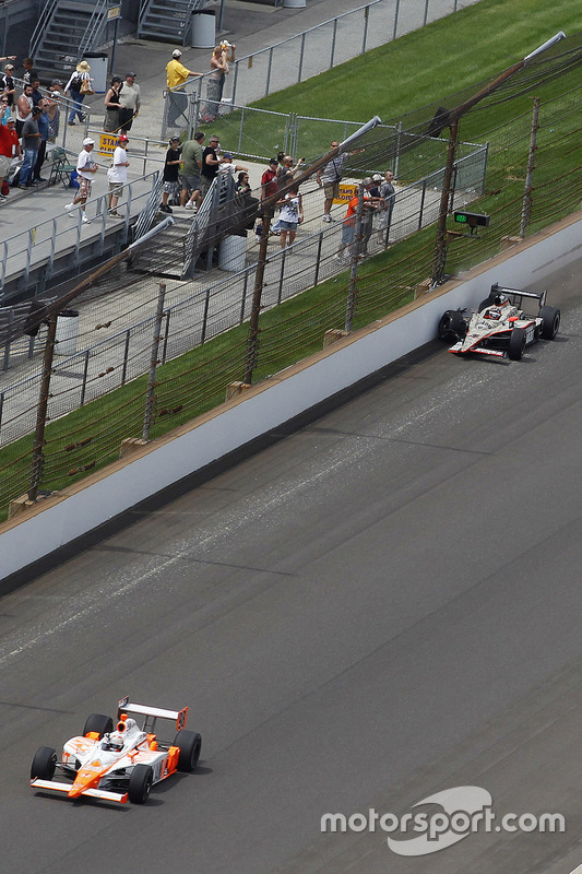 Wheldon and Hildebrand – two racers in disbelief at the outcome... 