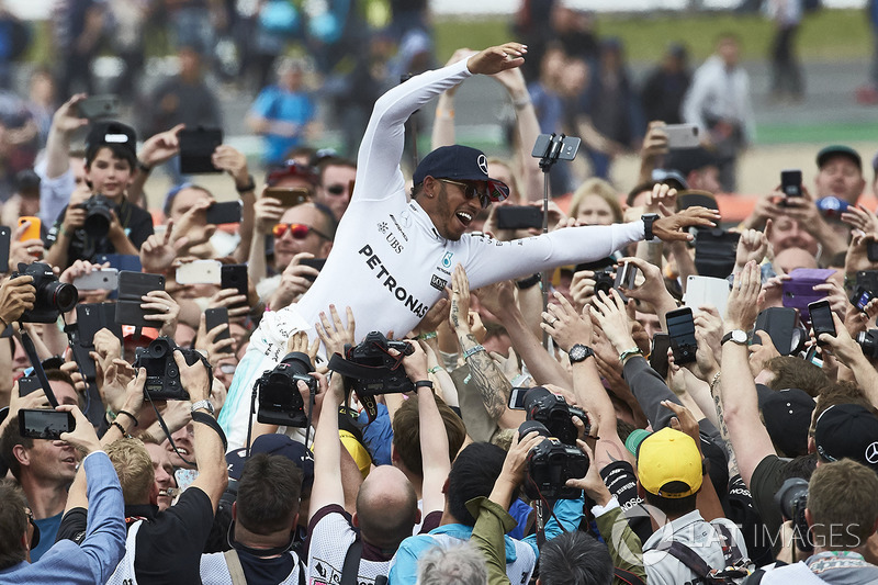 Ganador de la carrera Lewis Hamilton, Mercedes AMG F1, celebra con los aficionados después de ganar la carrera