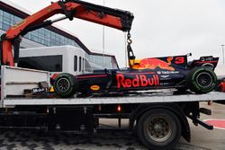 Coche de Daniel Ricciardo, Red Bull Racing RB13 es removido de la pista