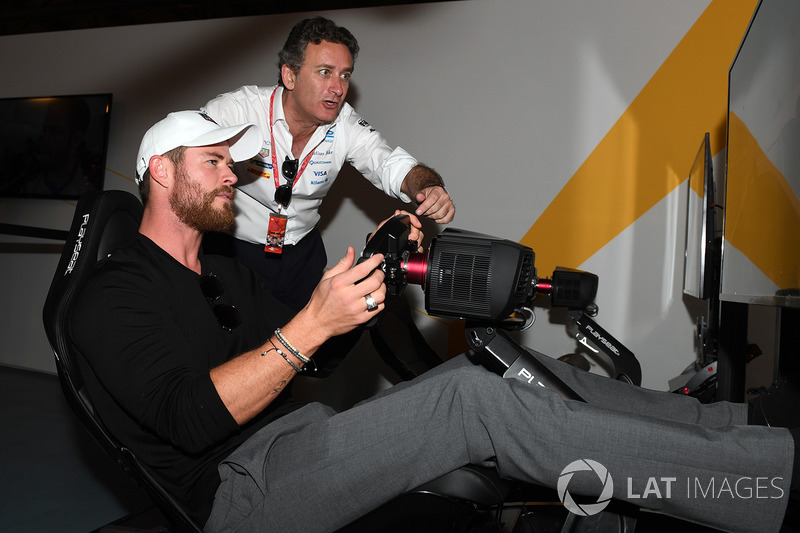 Actor Chris Hemsworth en la zona de eRace con Alejandro Agag, Fórmula E CEO