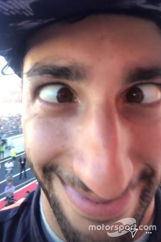 Daniel Ricciardo, Red Bull Racing, Lewis Hamilton, Mercedes AMG F1