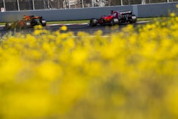 Daniel Ricciardo, Red Bull Racing RB13; Sebastian Vettel, Ferrari SF70H