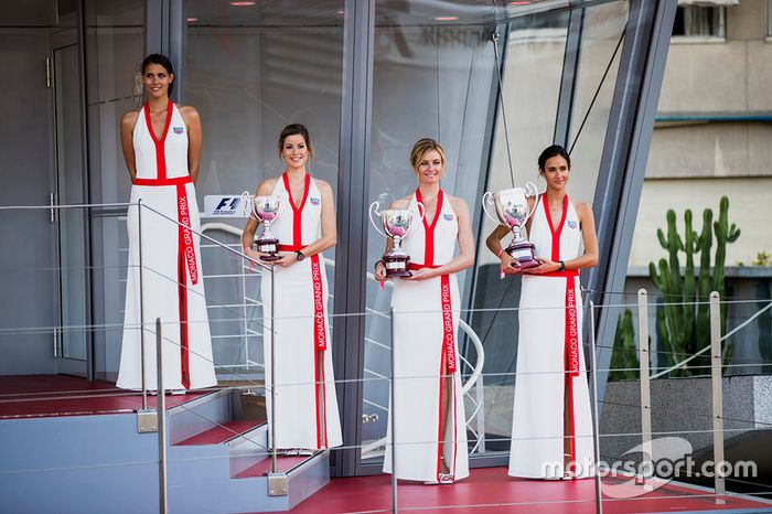 Chicas de la parrilla en el podio, con los trofeos