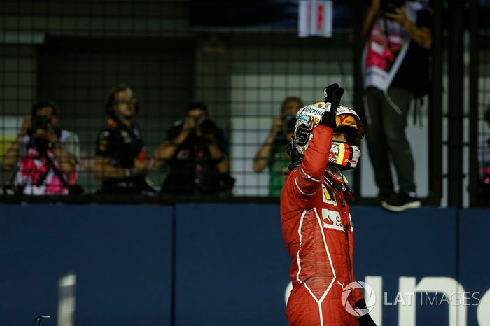 Ganador de la pole Sebastian Vettel, Ferrari celebra en parc ferme