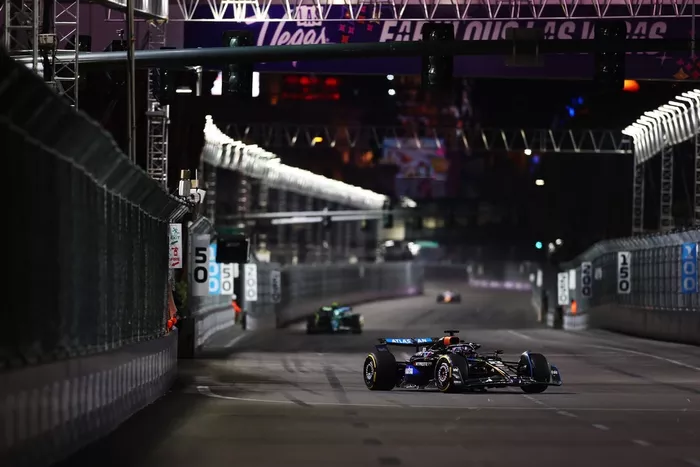 Fernando Alonso, Aston Martin Racing, Alexander Albon, Williams
