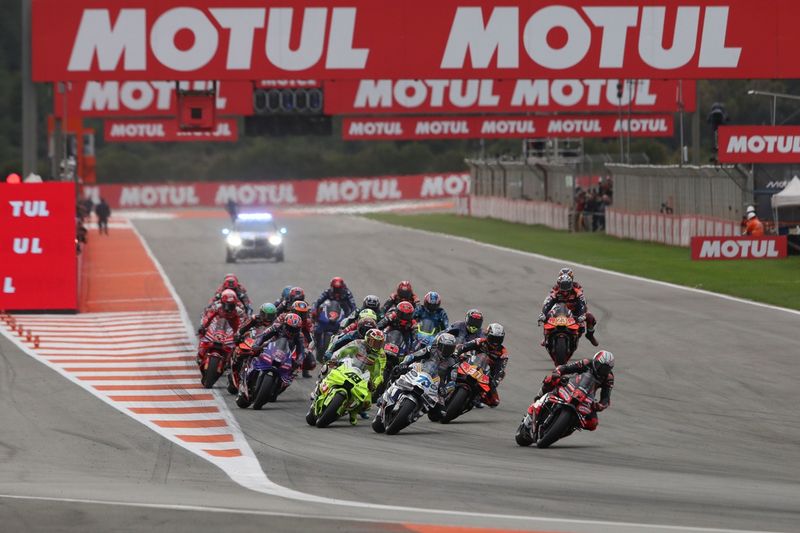 Le départ de la course lors du MotoGP de Valence