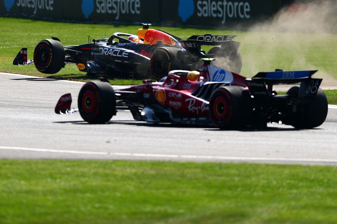 Lewis Hamilton, Ferrari, Max Verstappen, Red Bull Racing biegnie szeroko
