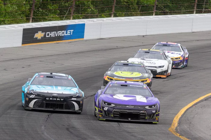 Bubba Wallace, 23XI Racing, Alex Bowman, Hendrick Motorsports
