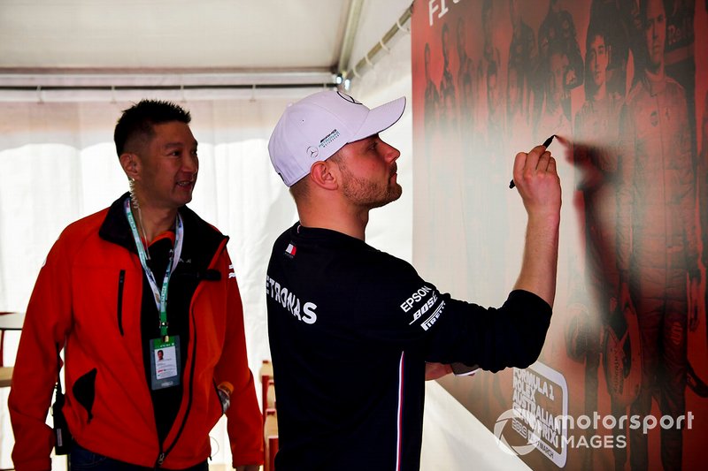 Valtteri Bottas, Mercedes AMG F1, firma la parete del GP d'Australia