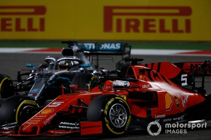 Sebastian Vettel, Ferrari SF90, lucha con Lewis Hamilton, Mercedes AMG F1 W10
