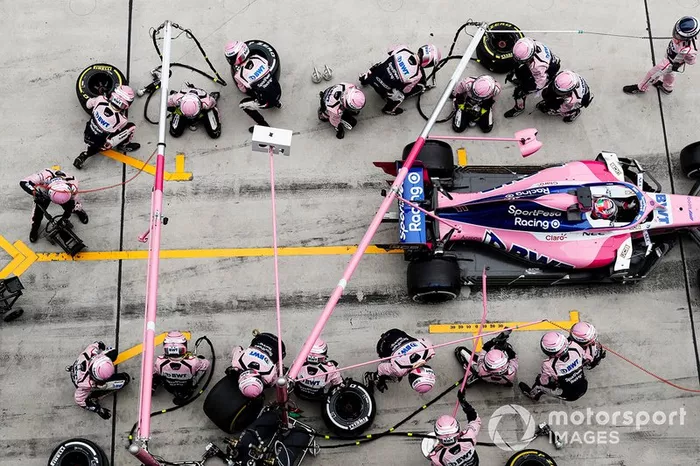 Sergio Perez, Racing Point RP19, hace un pitstop