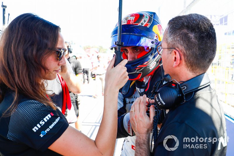 Sébastien Buemi, Nissan e.Dams, in conversation with team members on the grid