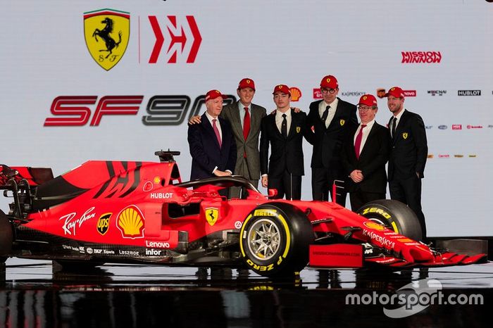 Charles Leclerc, Ferrari, Sebastian Vettel, Ferrari con miembros de Ferrari