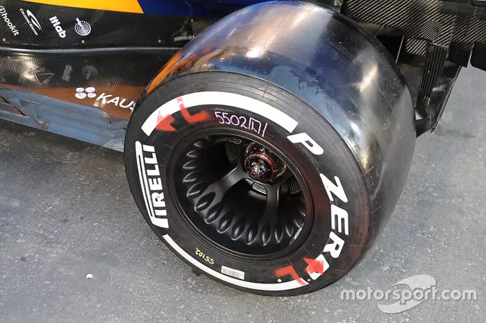 Rueda trasera del McLaren