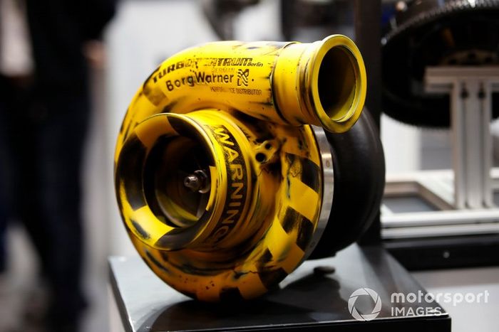 Un turbocompresor en un soporte