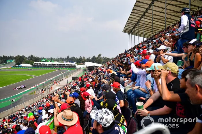 Fans mientras pasa Sergio Pérez, Racing Point