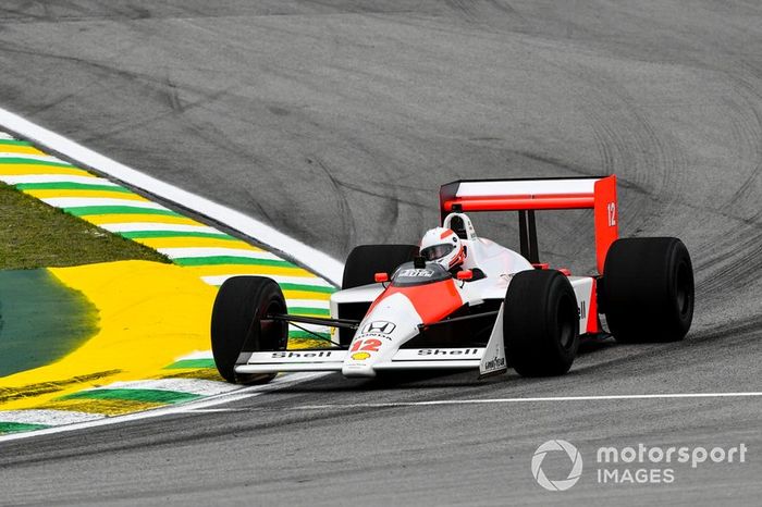 Martin Brundle conduce el McLaren MP4/4