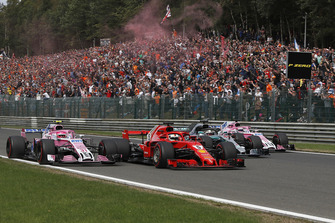 Esteban Ocon, Racing Point Force India VJM11, Sebastian Vettel, Ferrari SF71H, Lewis Hamilton, Mercedes AMG F1 W09 e Sergio Perez, Racing Point Force India VJM11, al primo giro