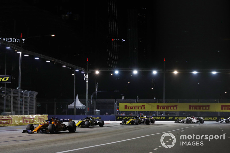 Fernando Alonso, McLaren MCL33, Carlos Sainz Jr., Renault Sport F1 Team R.S. 18, y Nico Hulkenberg, Renault Sport F1 Team R.S. 18