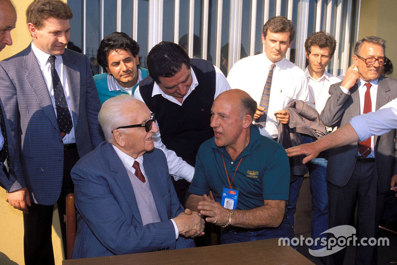 Modena 1987, Enzo Ferrari con Stirling Moss, durante la parata dei veterani della Mille Miglia alla fabbrica della Scaglietti