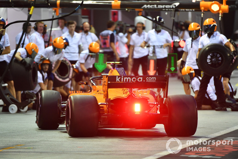 Stoffel Vandoorne, McLaren MCL33 pit stop