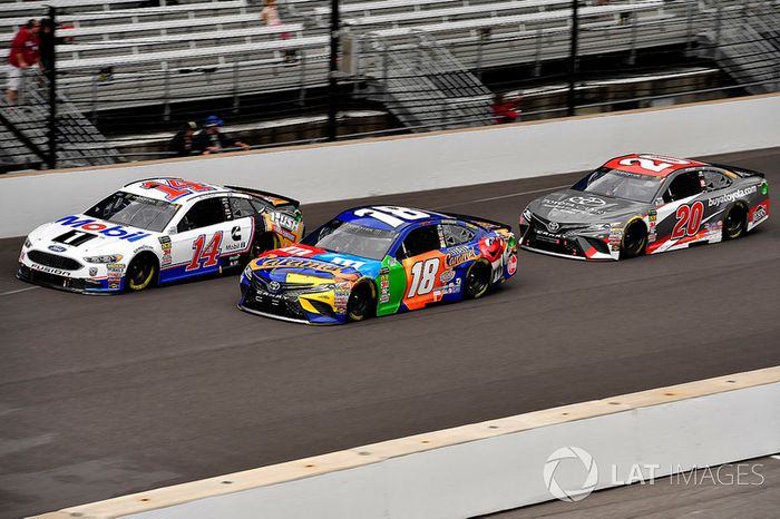 Clint Bowyer, Stewart-Haas Racing, Ford Fusion Mobil 1/Rush Truck Centers, Kyle Busch, Joe Gibbs Racing, Toyota Camry M&M's Caramel, and Erik Jones, Joe Gibbs Racing, Toyota Camry buyatoyota.com