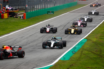 Max Verstappen, Red Bull Racing RB14, leads Valtteri Bottas, Mercedes AMG F1 W09, Carlos Sainz Jr., Renault Sport F1 Team RS 18, Romain Grosjean, Haas F1 Team VF-1, Esteban Ocon, Racing Point Force India VJM11, and the remainder of the field at the start