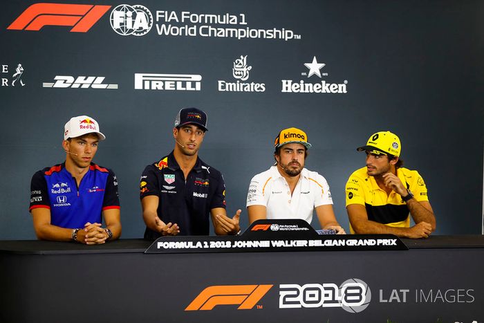 Pierre Gasly, Toro Rosso, Daniel Ricciardo, Red Bull Racing, Fernando Alonso, McLaren, y Carlos Sainz Jr., Renault Sport F1 Team, en rueda de prensa