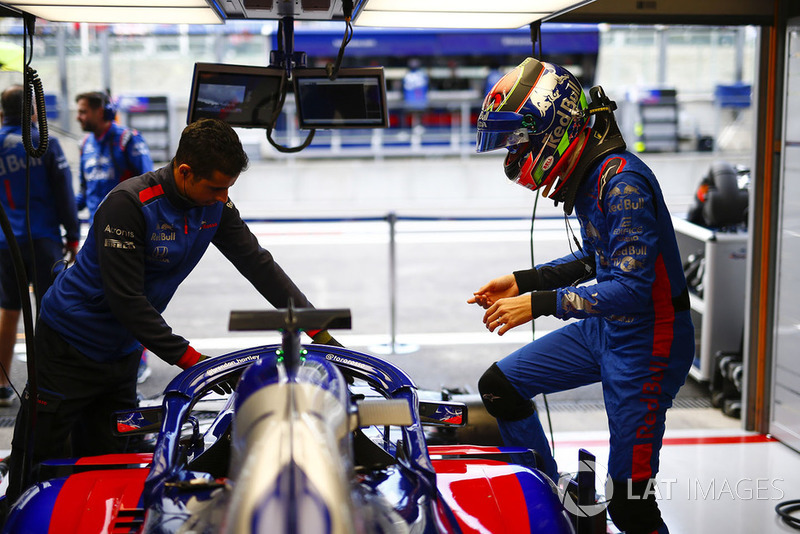Brendon Hartley, Toro Rosso, enters his cockpit