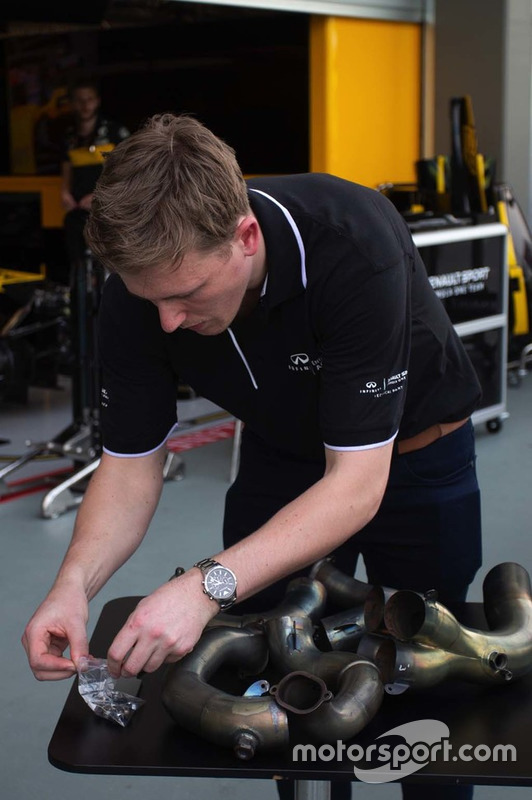 Test con uno scarico per i partecipanti alla Infiniti Engineering Academy