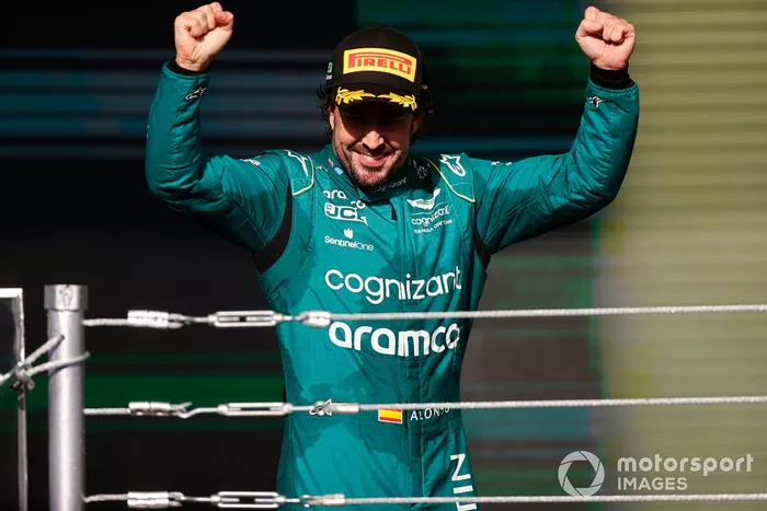 Fernando Alonso, Aston Martin F1 Team, 3ª posición, celebra en el podio